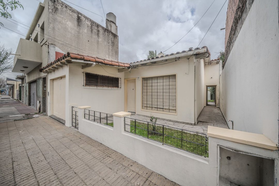 VENTA - CASA 3 AMBIENTES - GARAGE - PARQUE
