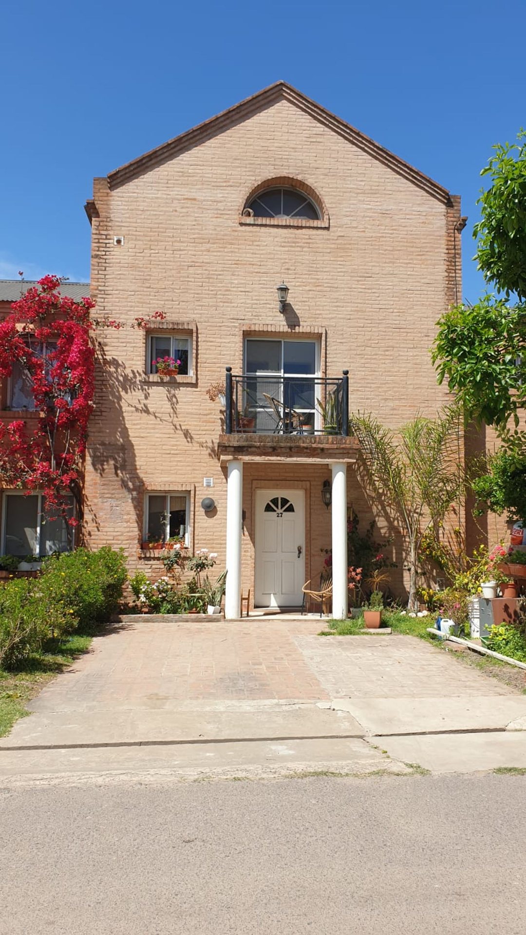CASA 3 DORM., GALERIA y JARDIN EN VENTA EN PILAR