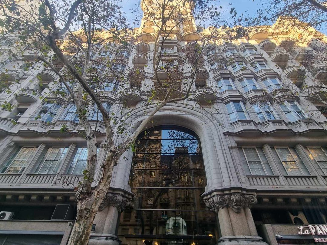 OFICINA EN VENTA PALACIO BAROLO CON BALCON FRENTE