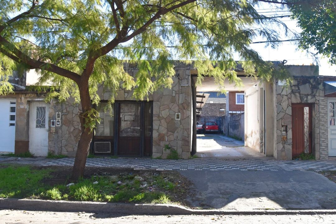 LOTE EN VENTA CON COCHERAS Y LOCAL DE FRENTE