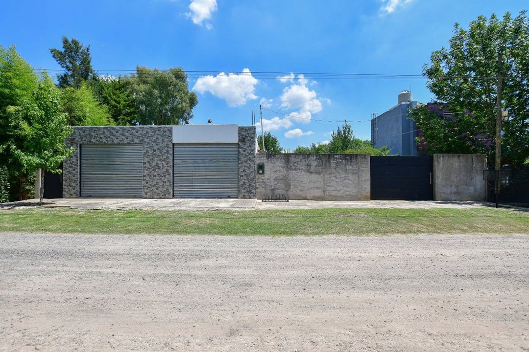 CASA EN VENTA EN CITY BELL MAS 2 LOCALES