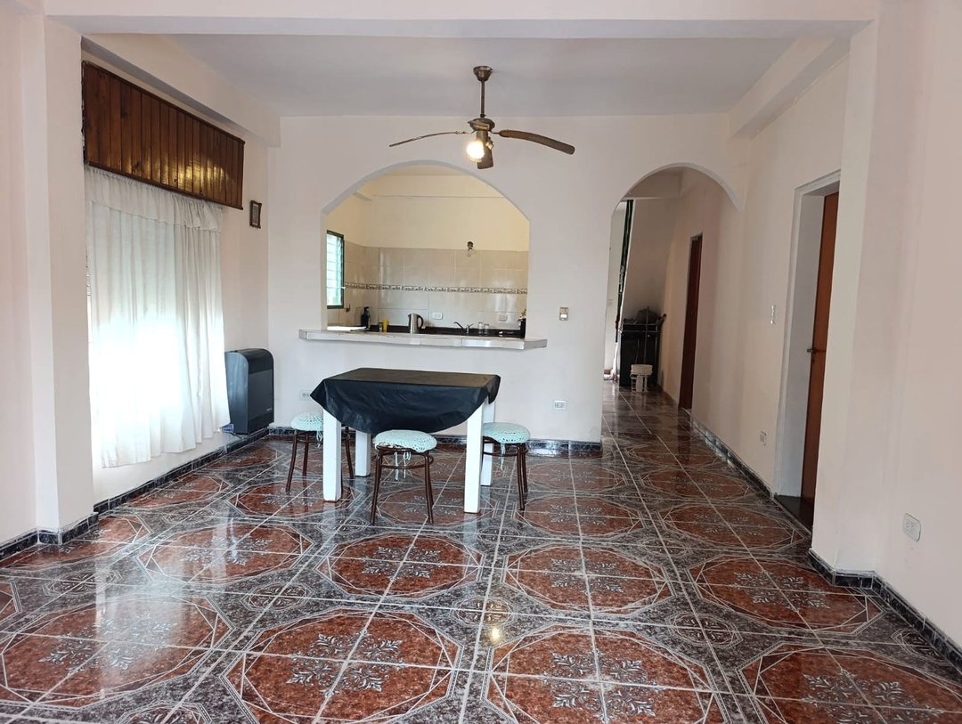 CASA EN VENTA DE 5 AMBIENTES EN MORENO PATIO