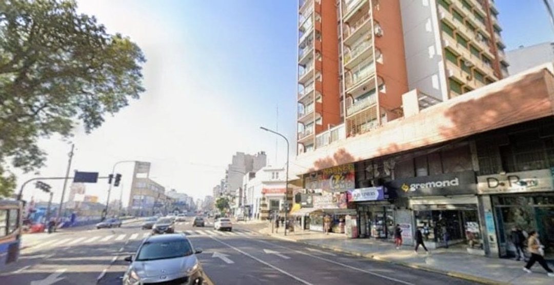 Venta local en Liniers Av.Rivadavia 2 plantas