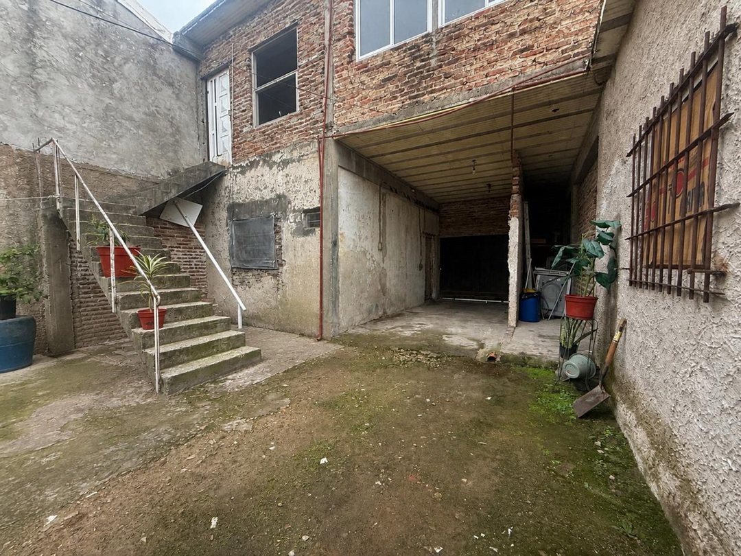 VENTA CASA MULTIFAMILIAR CON LOCAL ISIDRO CASANOVA