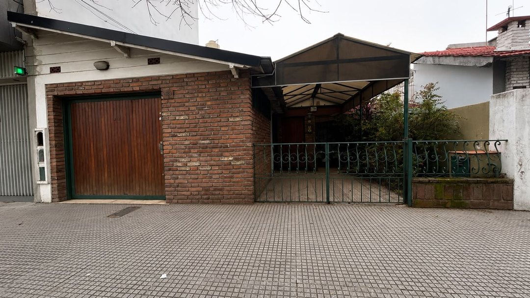 VENTA CASA 4 AMB CON JARDIN,  QUINCHO Y COCHERAS
