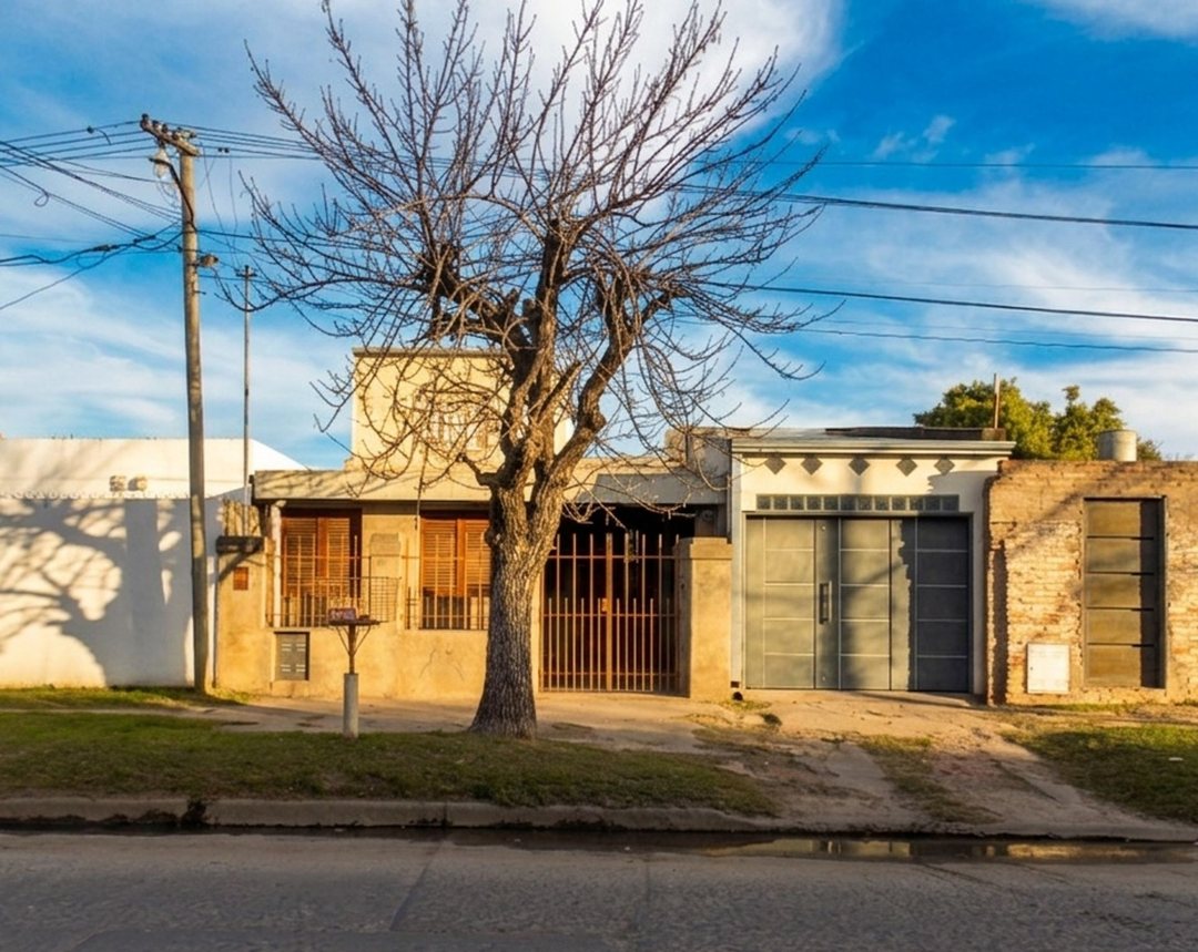 Casa de 2 dormitorios y cochera pasante.