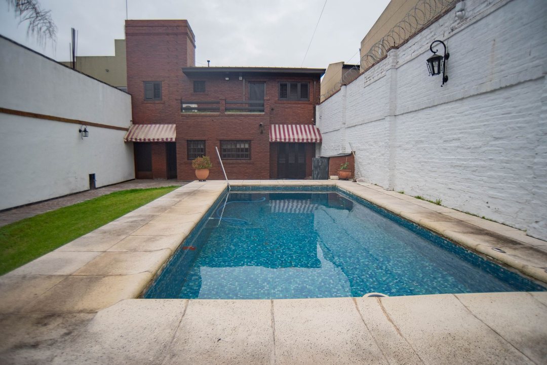 CASA 4 AMBIENTES EN VENTA EN DON BOSCO CON JARDIN