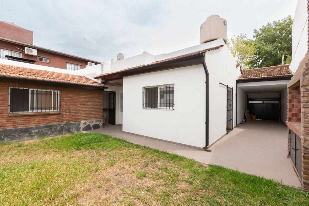 3 AMBIENTES CARAPACHAY JARDIN COCHERA PARRILLA