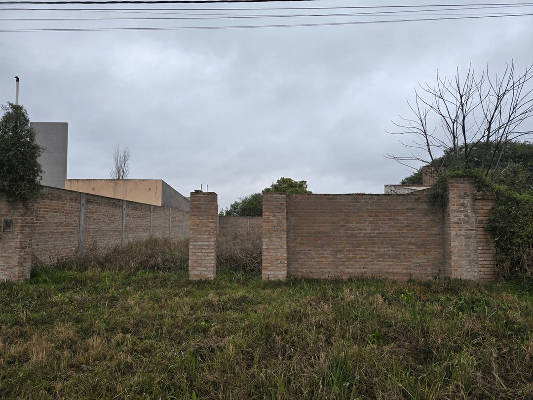 Se vende terreno en calle 8 limite con Santo Tome