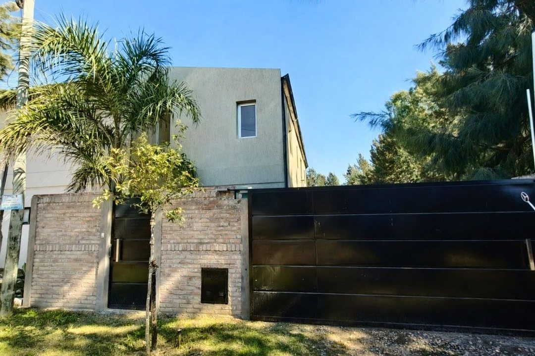 CASA EN VENTA PARQUE SICARDI 4 DORMITORIOS