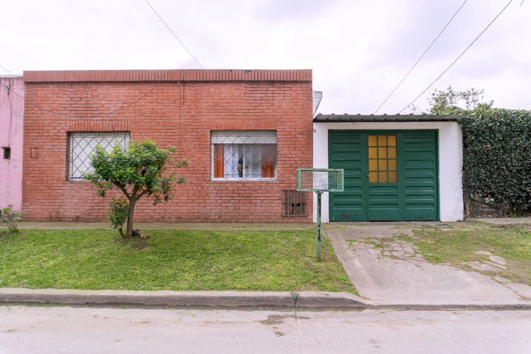 CASA EN VENTA 5 AMBIENTES EN GUERNICA