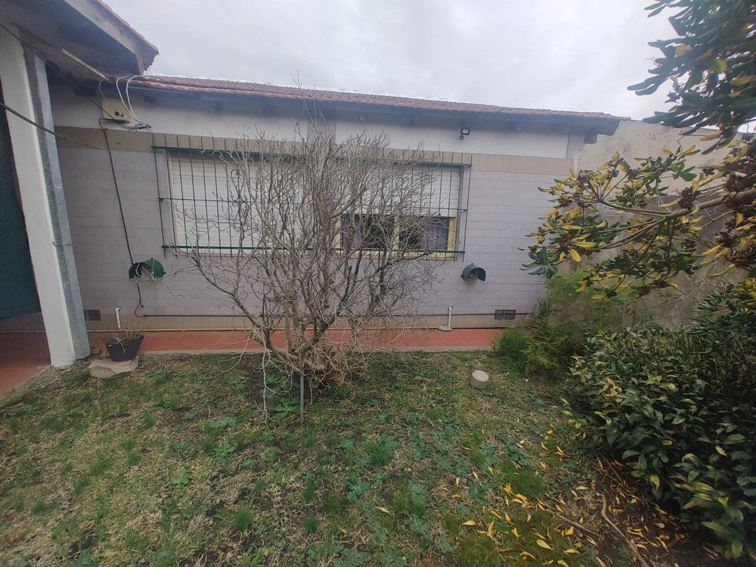 CASA EN VENTA 3 DORMITORIOS EN BARRIO MONASTERIO
