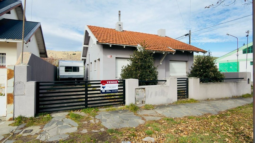 Casa en esquina -Centro de Esquel -Apta crédito