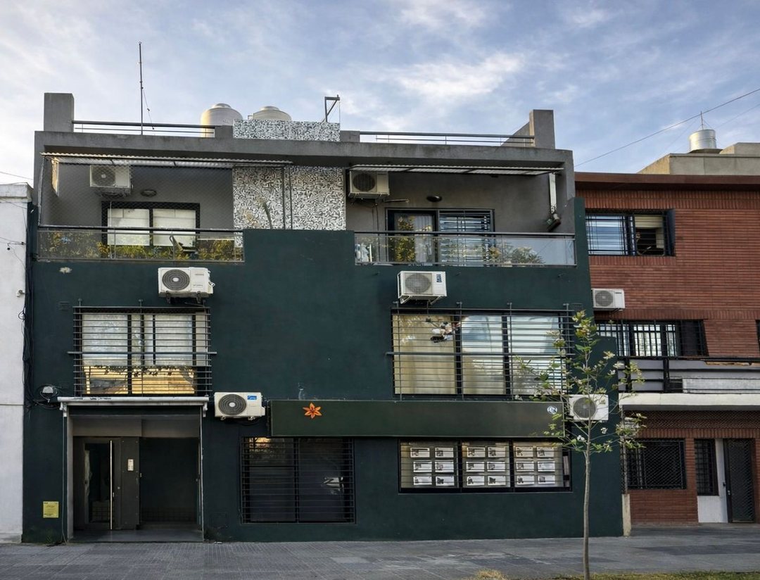Venta PH con balcon y terraza en Va Urquiza