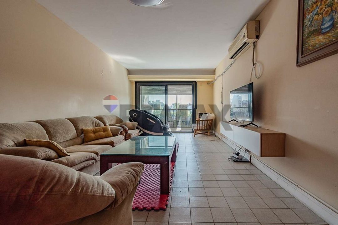 EXCELENTE PISO ENTERO CON BALCON EN P. CHACABUCO