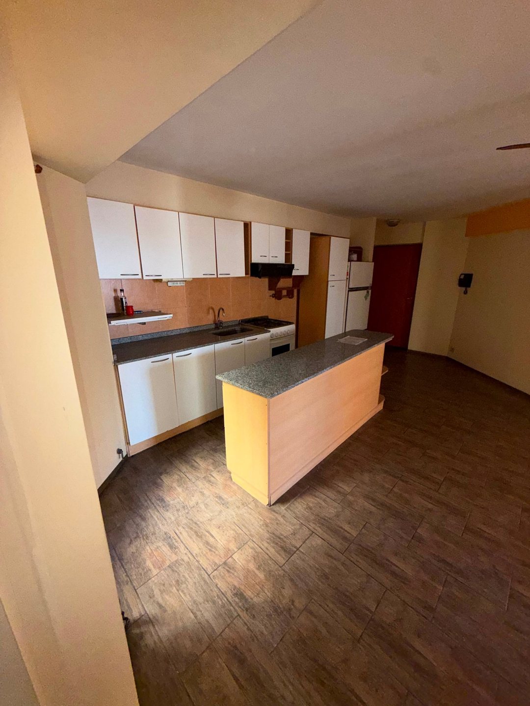 Departamento 2 amb. en venta con cochera y balcon