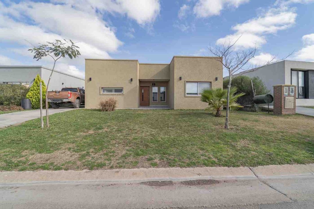 Moderna casa con pileta y quincho