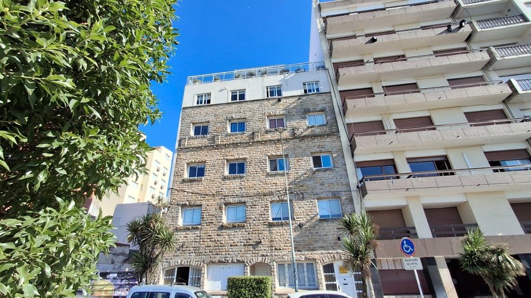 Venta 2 ambientes La Perla frente a  Plaza España