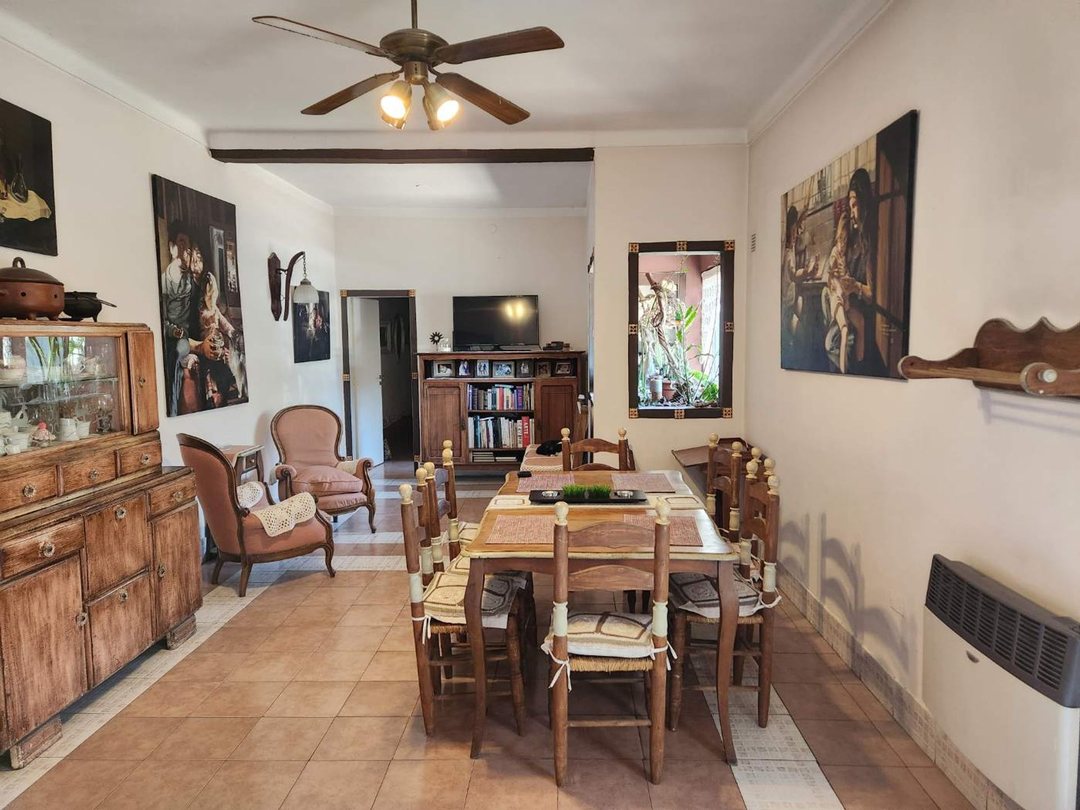 VENTA CASA 4 AMBIENTES CN PATIO Y COCHERA LAVALLOL