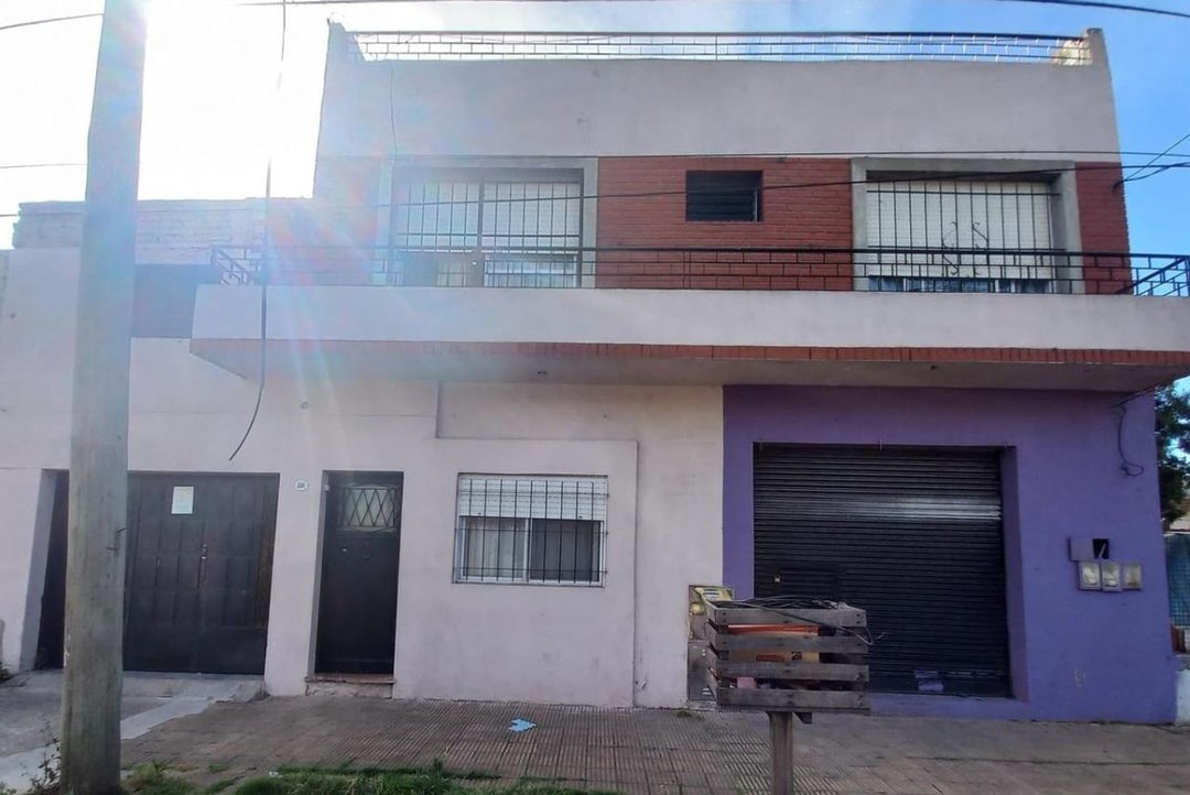 VENTA CASA MULTIFAMILIAR 2 PLANTAS, PATIO Y LOCAL