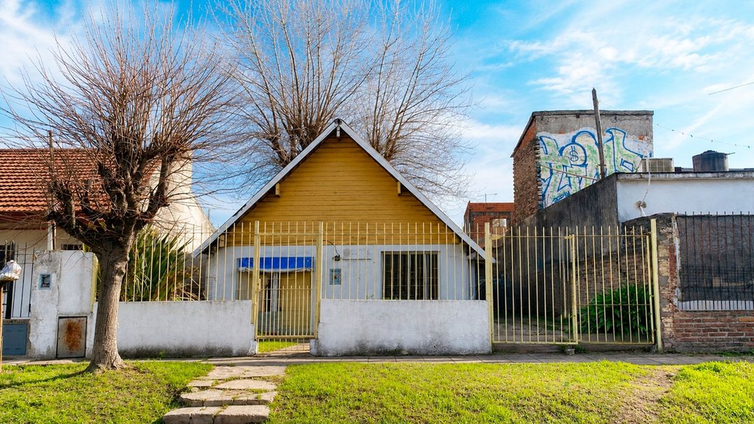 VENTA CASA MAS DEPTO LOTE 300 MTS HURLINGHAM