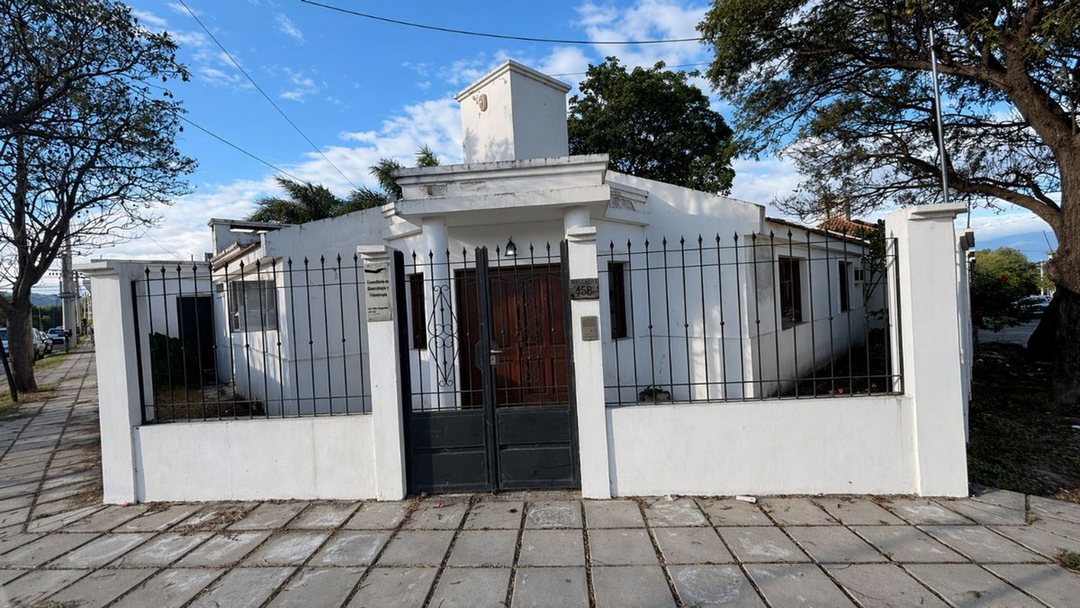 Se vende CASA con 2 cocheras - ZONA ALTA Catamarca