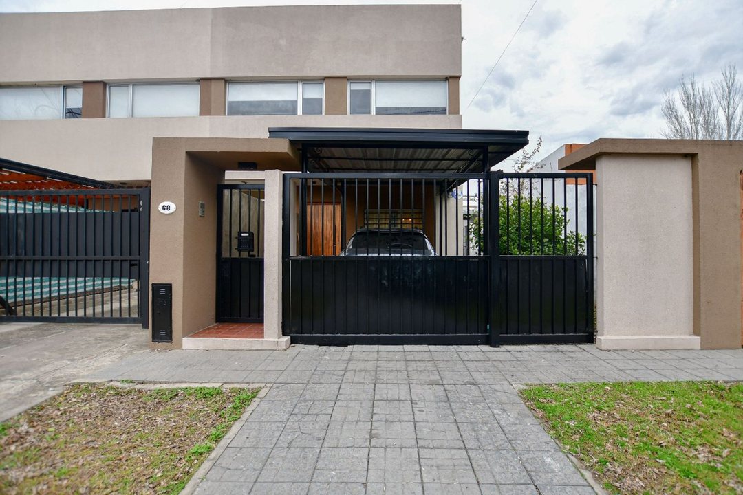 CASA DUPLEX EN VENTA CITY BELL 4 DORMITORIOS