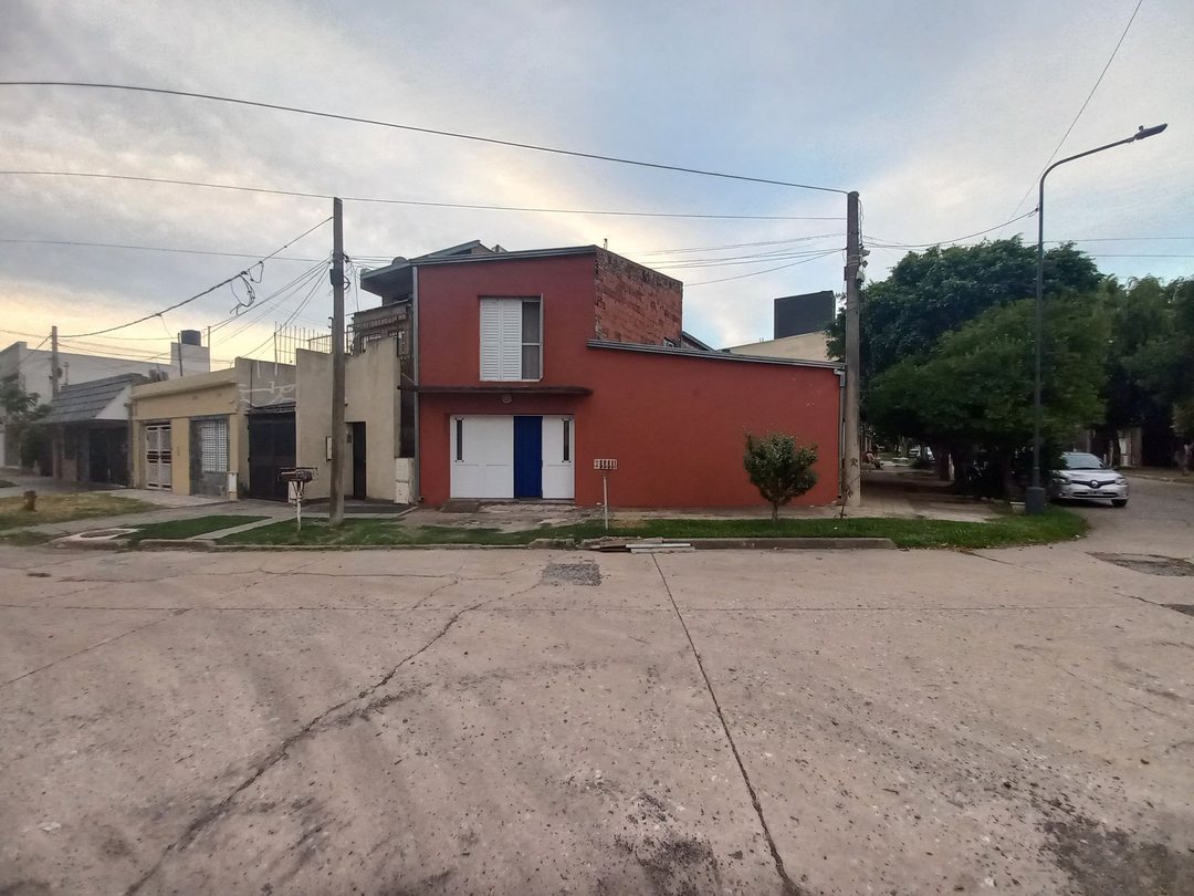 VENTA DE CASA 3 DORM Y COCHERA EN M. SELVA