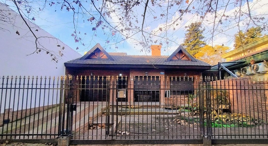 VENTA CASA 4 AMB C/PILETA QUINCHO/DTO MERLO CENTRO