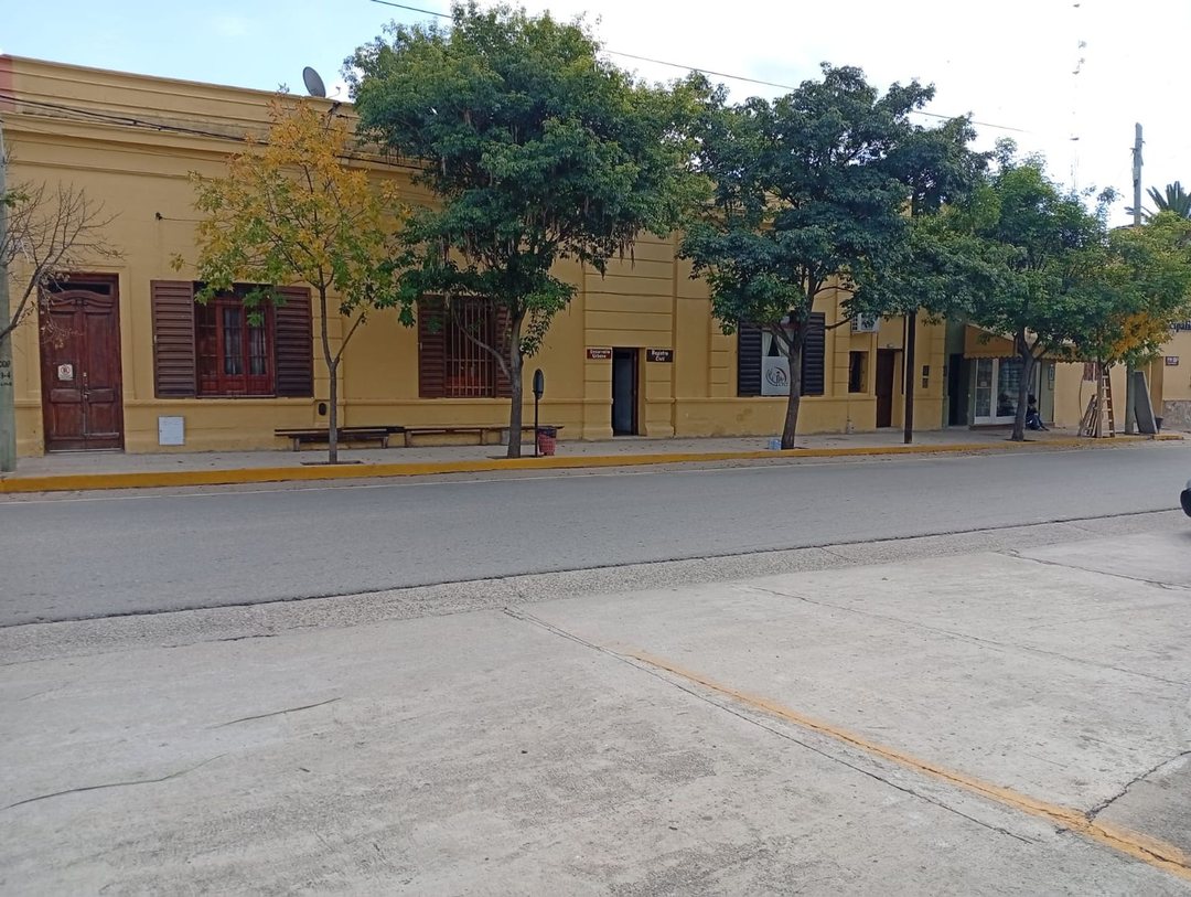 SE VENDE CASA C/ 3 LOCALES Y ESCRITURA EN  LA PAZ