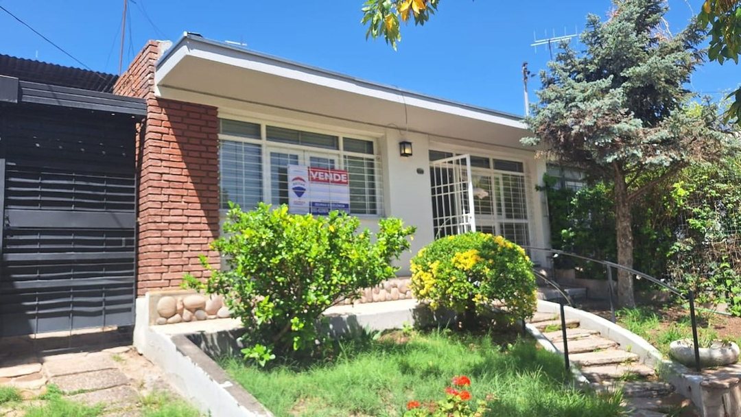 VENTA CASA 4 dormitorios a refaccionar Godoy Cruz