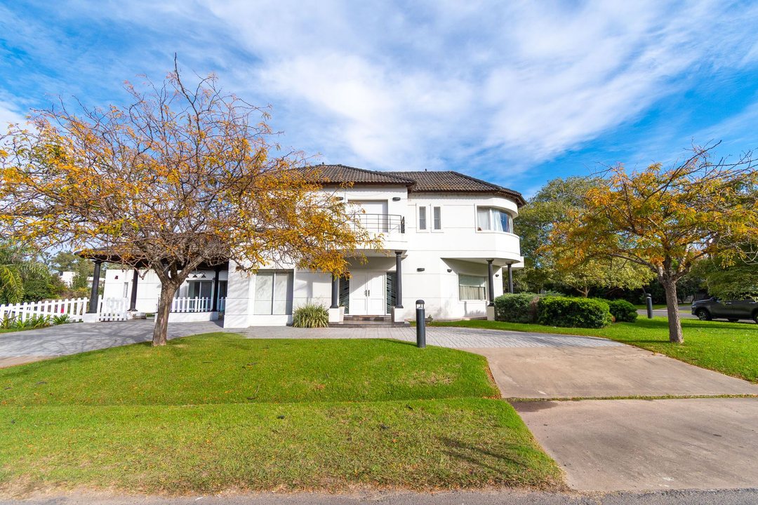 CASA EN VENTA 3 DORMITORIOS KENTUCKY FUNES