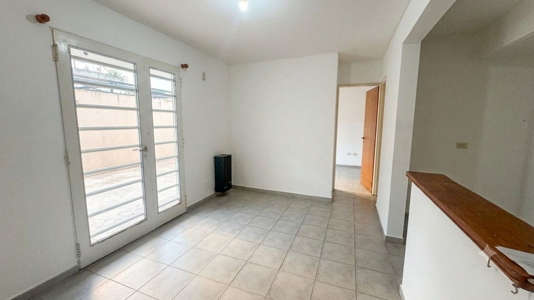 DEPARTAMENTO EN PB DE UN DORMITORIO Y PATIO