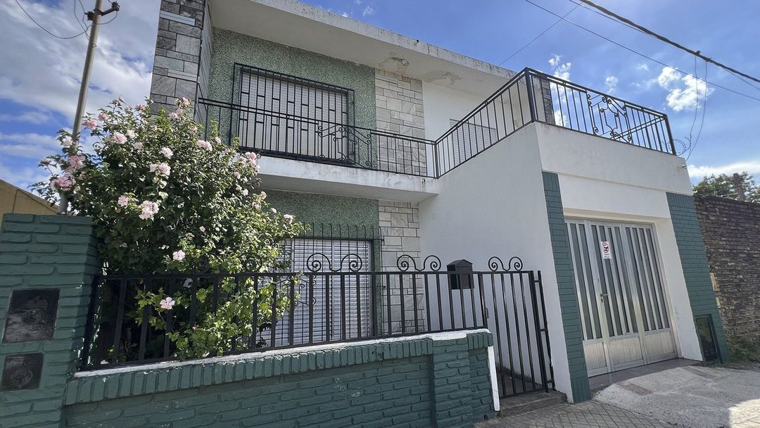 CASA DE TRES DORMITORIOS, PATIO Y COCHERA