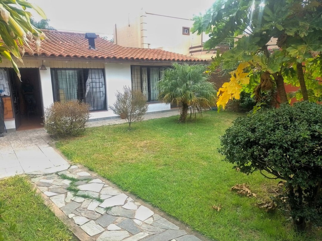 Venta Casa 4 ambientes con parque Villa Luzuriaga