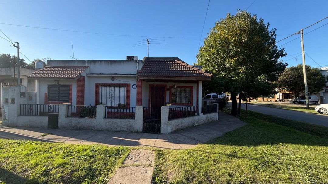 CASA 3 AMBIENTES EN VENTA EN FLORENCIO VARELA