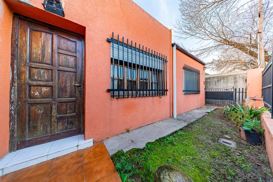 CASA EN VENTA EN EL CENTRO DE ROLDAN
