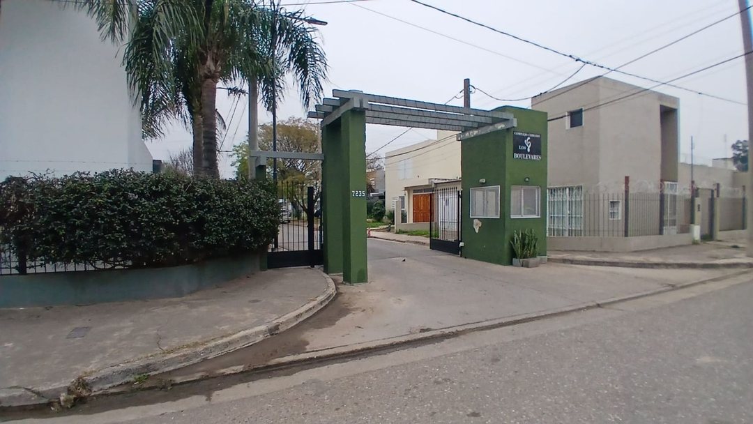 VENTA CASA 3 DORMITORIOS B° CERRADO LOS BOULEVARES