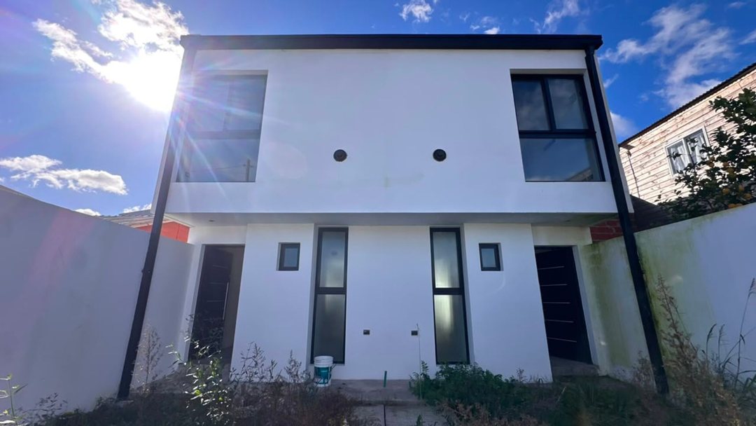 DUPLEX EN VENTA 2 DORMITORIOS CON COCHERA Y PATIO