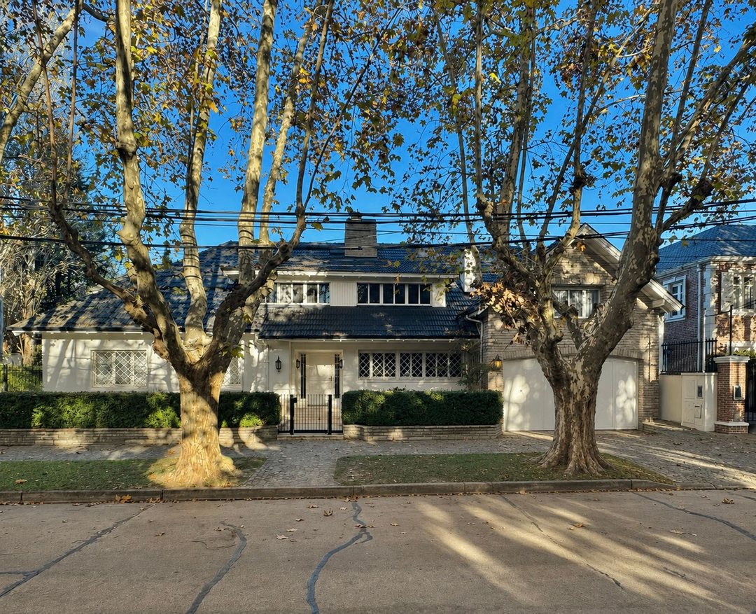 Venta casa en Acassuso con jardin/pileta/garage.