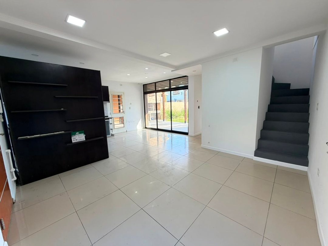 CASA EN VENTA EN CITY BELL 4 AMBIENTES COCHERAS