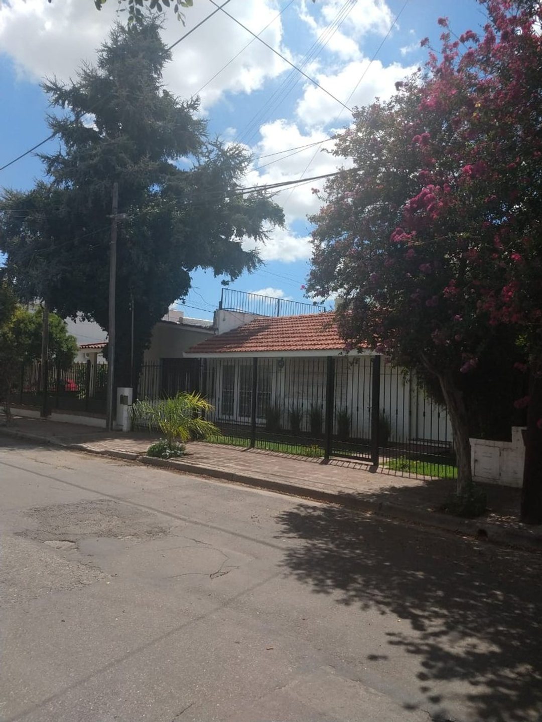 SE VENDE INCREIBLE CASA  EN BARRIO MAIPU