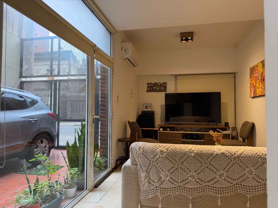 DEPTO 2 DORMI CON PATIO Y COCHERA EN VENTA LOURDES