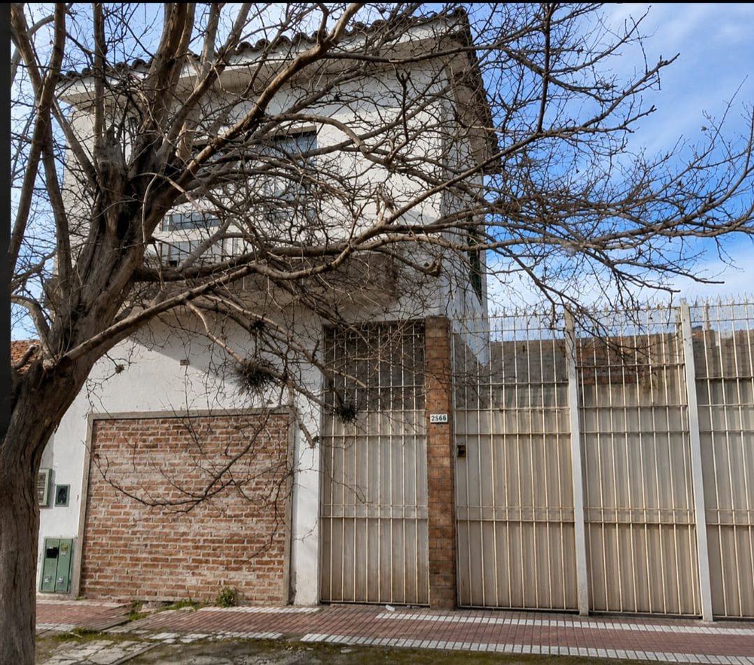 VENTA CASA EN QUILMES A REFACCIONAR