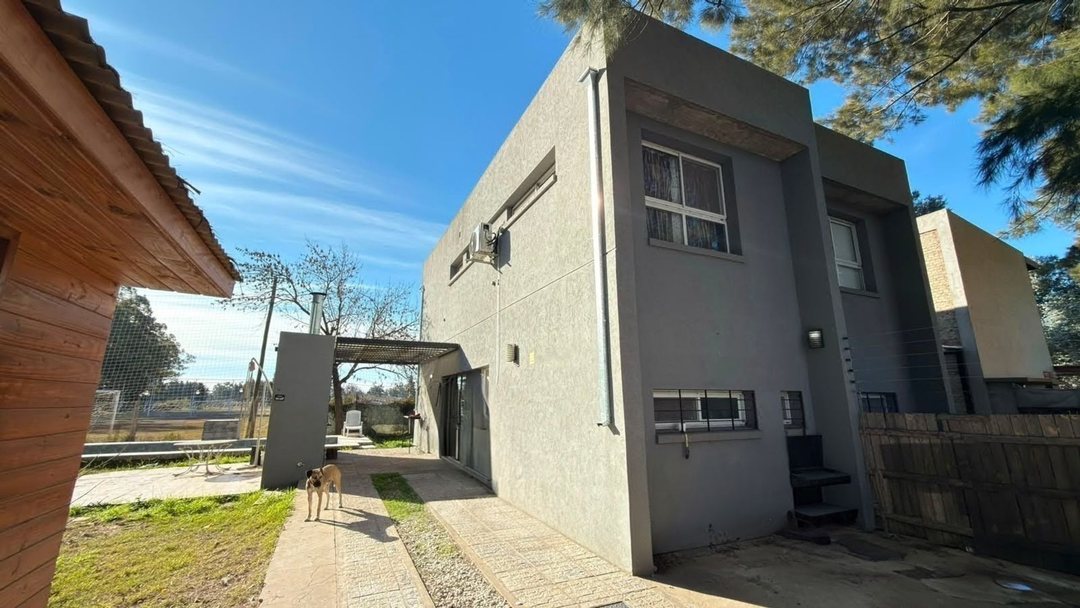 CASA 2DORMI VENTA  EN FISHERTON PILETA Y JARDIN