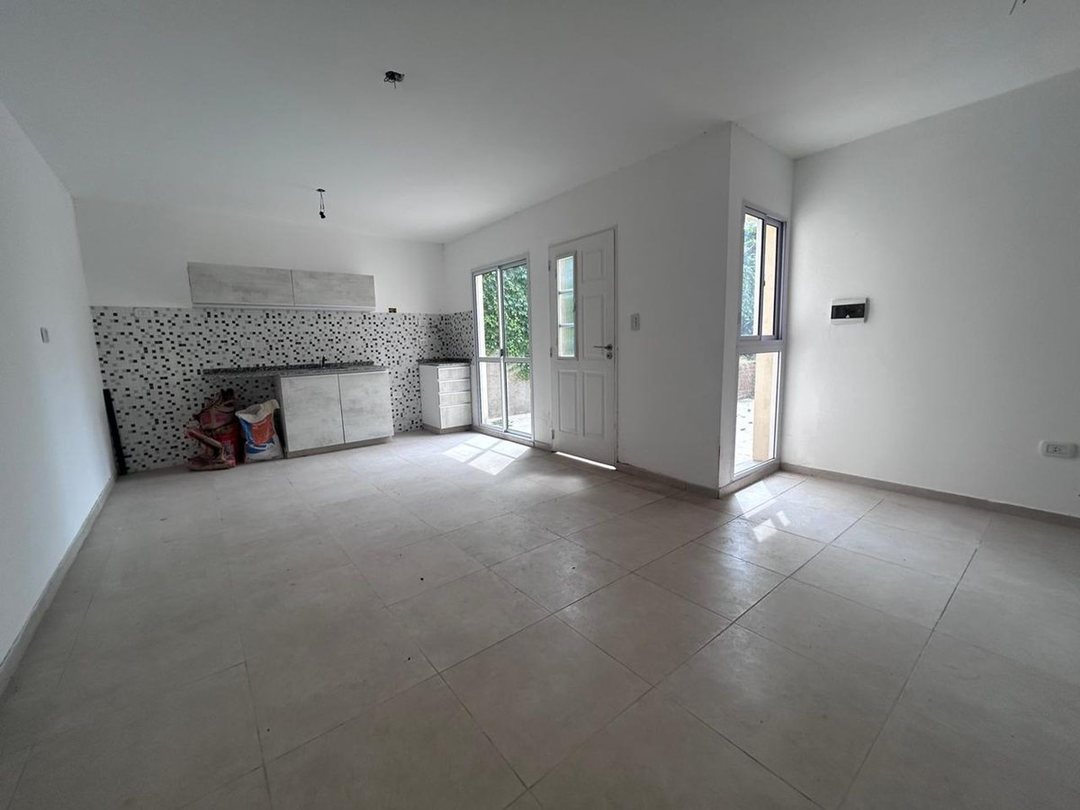CASA 2 DORMITORIOS CON PATIO A ESTRENAR