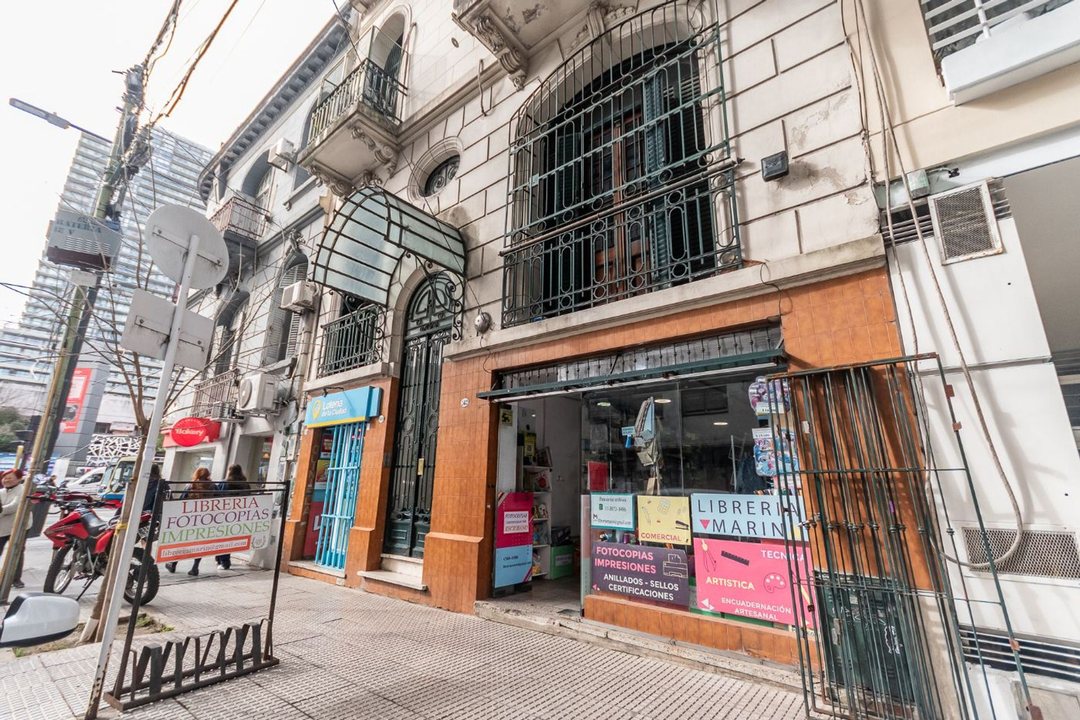VENTA CASA + 2 LOCALES A PASOS DE AV CABILDO