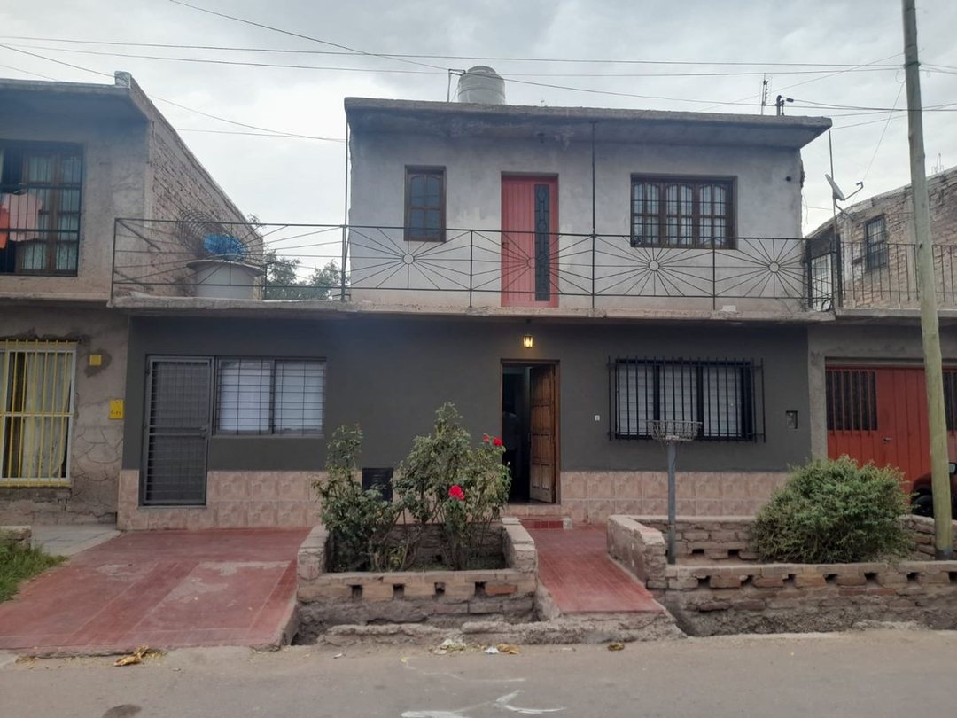 VENTA casa de 4 dormitorios en La Heras.