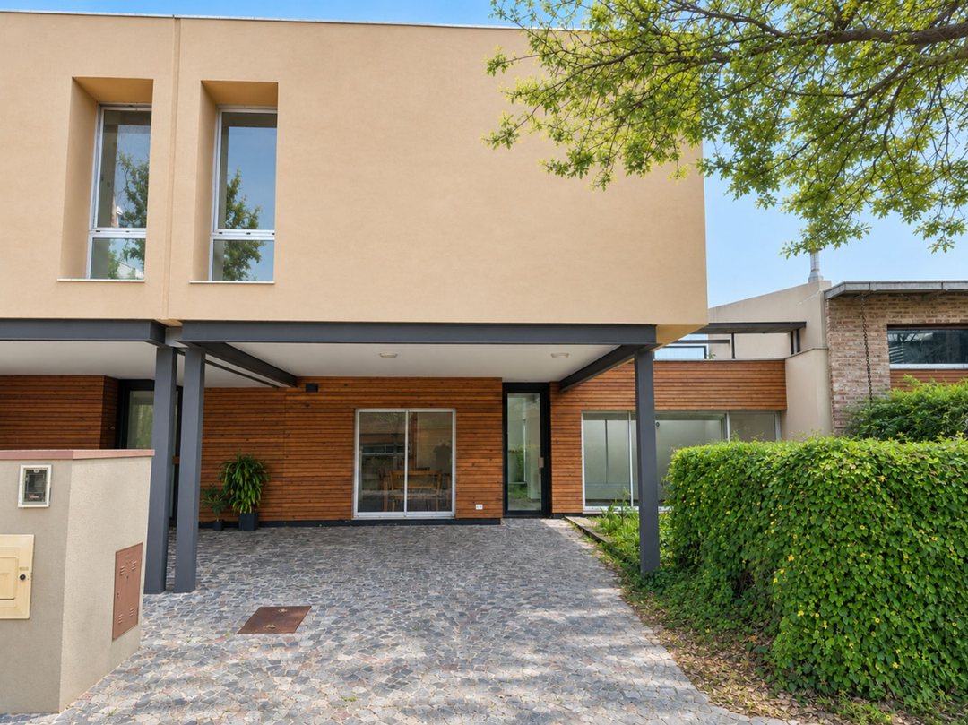 Venta casa 3amb cochera patio hurlingham PERMUTA