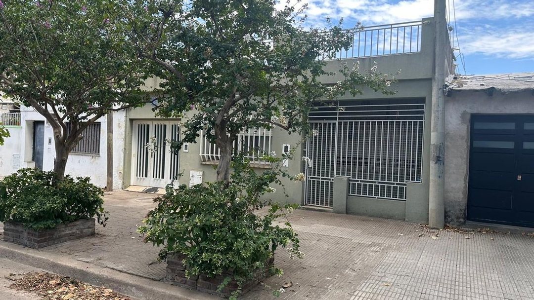 Casa al frente con cochera y patio